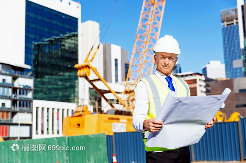 建筑工地的工程師建設(shè)者工程師建筑工人施工場(chǎng)景穿著帶藍(lán)圖的安全背心