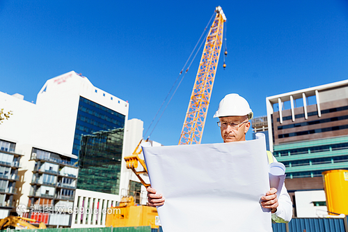 建筑工地的工程師建設(shè)者工程師建筑工人施工場景穿著帶藍圖的安全背心